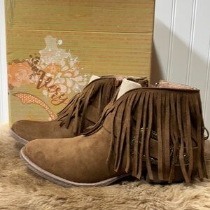 Very G Western Tassel Fringe Ankle Billie Boots Booties 9.5 New NWT